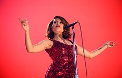 Raye kárpótolja a párizsi koncerten kívül rekedt rajongókat