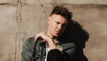 Callum Beattie melegít a skót–brazil előtt az OVO Hydro fanzone-jában