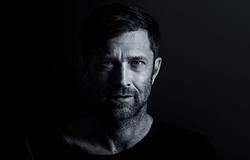 „Nem megfelelni, hanem megérkezni” – Peter Makto 2025-ös évének története