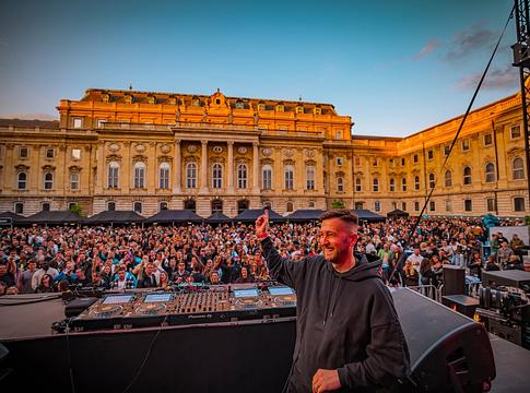 „A warm-up nem arról szól, hogy te mit tudsz” – Denes Toth Kölsch és Mind Against előtt játszik a Budai Várban