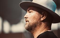 Kölsch bemutatta az „All Week”-et és új élő koncepcióját