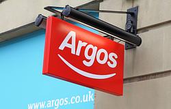 Százfős illegálbulit zárt le a rendőrség egy elhagyott East London-i Argosban