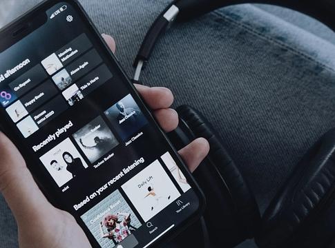 A Spotify kiszorítja az AI-előadókat az algoritmikus ajánlásokból