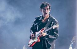 Matty Healy hétköznapi hőstettei: tévéajándék és út menti segítség