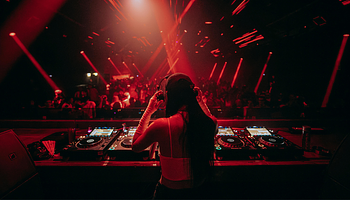 A felszín alatt: osztályszakadék szabdalja az elektronikus tánczenét