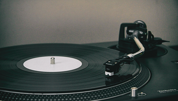 Fehér címkés bakelitek: így kerülik meg a persona‑gazdaságot a DJ-k