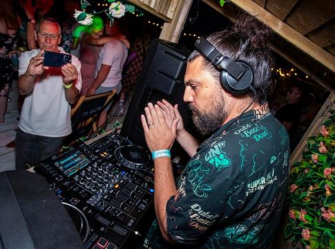 Southamptoni DJ Guinness-rekordra tör: 32 lemezbolt egy nap alatt