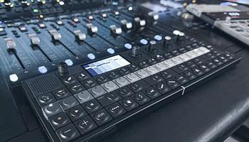 Új dobszintit és nyolccsatornás USB-audiót kapott a Teenage Engineering OP-XY