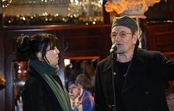 Bono és Imelda May karácsonyi utcazenei koncerttel segítette a dublini hajléktalanokat
