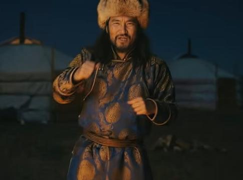 Rave a karácsonyfa alatt: Ummet Ozcan mongol köntösbe öltöztette a Jingle Bells-t