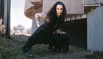 La Bad Curly a sivatagot viszi a tánctérre: itt a Nuevo Oeste