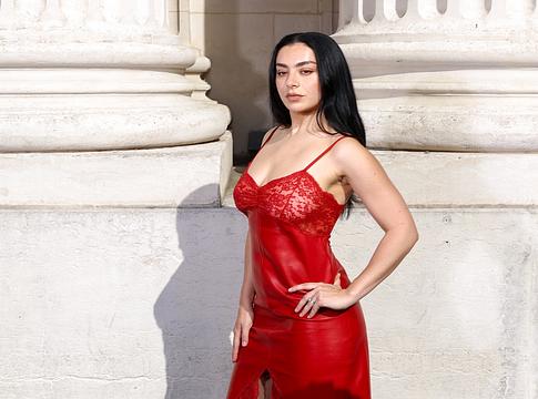 Charli XCX mozis lemezhallgatókat szervez új albuma előtt
