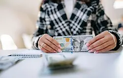 8 pénzügyi lépés, amit már az első fizetésedtől érdemes követni