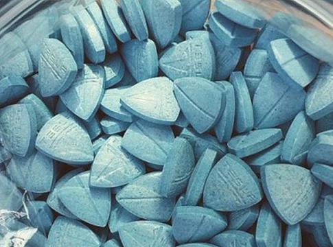 Szokatlanul magas MDMA-tartalmú extasy tablettákra figyelmeztetnek az Egyesült Királyságban