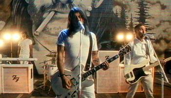 Véres zombihajsza a Foo Fighters új Spit Shine klipjében, Dave Grohl rendezésében