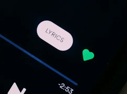 Spotify dalszöveg-fordító funkciót tesztel – Rosalía új albuma lett az első nagy áttörés