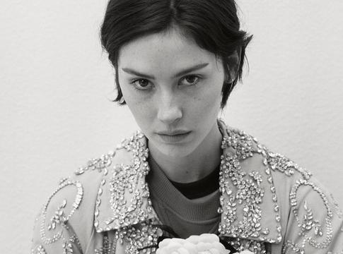 Gracie Abrams új albuma Daughter From Hell címmel érkezik, a HIt the Wall csütörtökön jön