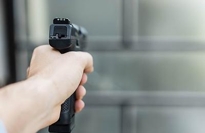 Fegyverrel fenyegethettek meg egy vendéget egy berlini klubban