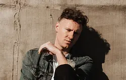 Callum Beattie melegít a skót–brazil előtt az OVO Hydro fanzone-jában