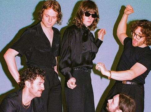 Blossoms bejelentette a Songs From The Wedding Cake-et – itt a Meet Me In Love és a 2026-os UK arénaturné