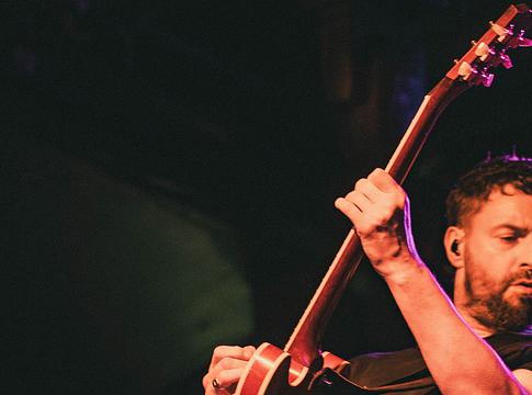 Liam Fray a Courteeners 20 évéről és a folytatásról: „Hogy még mindig lélegzünk és akarjUK csinálni, az kész csoda”