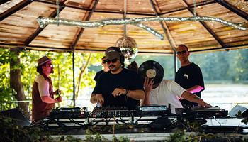 UNIO Festival: intimebb, vinylen pörgő hétvége egy tóparti kastélyban