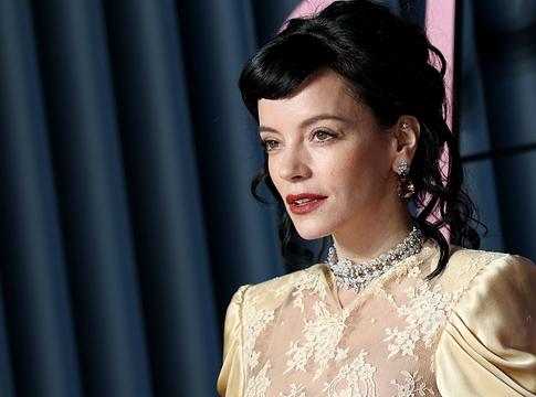 Hét év után tért vissza a színpadra Lily Allen – elindult a „West End Girl” turné