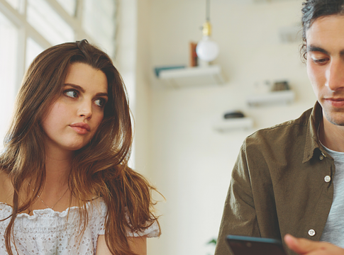 A figyelem rejtett jele: mit árul el a pislogás hallgatás közben