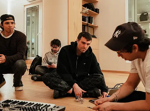 Fred again.. és a LATIN MAFIA élő adásban készített közös mixtape-et