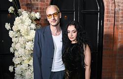 Charli XCX és George Daniel másodszor is kimondták az igent Szicíliában