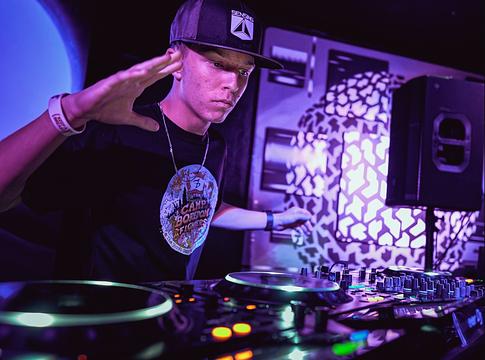 Mesophonic dubstepbe fordította a „Bye Bye”-t