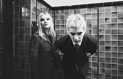 A The Molotovs dühös lendülettel rúgja be az ajtót a „Get A Life” kislemezzel