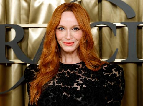 Christina Hendricks négyórás „shoe pop dream gaze” DJ-szettet játszott San Diegóban