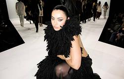 Charli XCX új B-oldallal folytatja: megérkezett a punkos Playboy Bunny