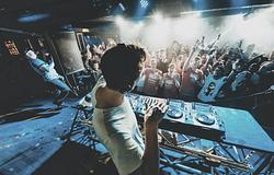 Teljes állás mellett DJ-zni: nem kudarc, hanem hosszú távú stratégia