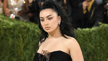Charli XCX új b-side-ja: I Keep On Thinking Bout You Every Single Day And Night