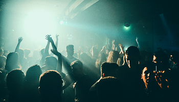 Miért forr össze a tömeg a tánctéren – Collective Effervescence az EDM-ben