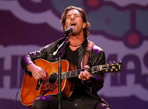 Tragikus balesetben elhunyt Brett James, a Grammy-díjas dalszerző