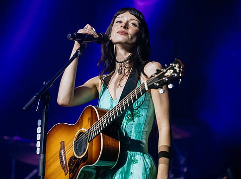 Holly Humberstone leállította európai turnéját