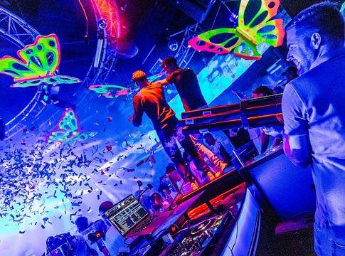 A Twister Dance klub hamvaiból újjászületve nyitott meg újra Sande városában
