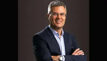 Távozása előtt 1,87 millió dollárnyi Warner-részvényt adott el Armin Zerza