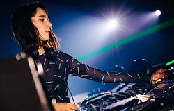 Félbeszakadt EXHALE: idő előtt leállították Amelie Lens tiranai estjét