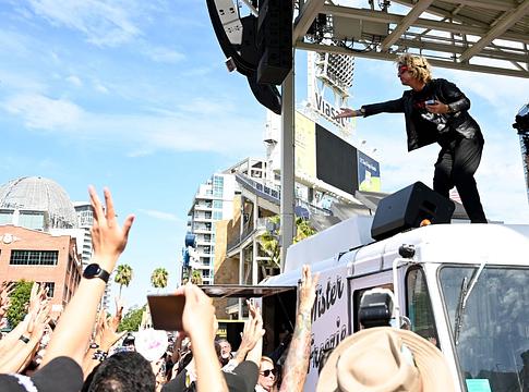 Green Day fagyis kocsiról adott meglepetéskoncertet a Comic-Conon