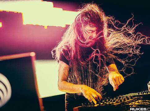 Bassnectar rágalmazási pert indított több mint húsz személy ellen