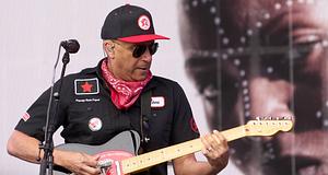 Tom MOREllo: jobban van 102 éves édesanyja, visszatér a színpadra
