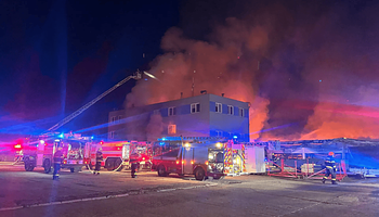 Prágai underground DJ-t terrorgyanúval vett őrizetbe a rendőrség Pardubicében történt gyújtogatás után