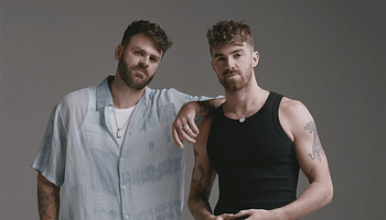 Megroggyant a színpad a The Chainsmokers koncertjén, a helyszín másik végéből folytatták