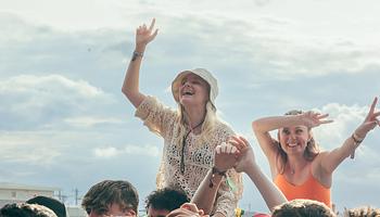 Nyílt levél a brit kormányfőnek: ne hátráljanak ki a jegyuzsorások elleni ígéretből