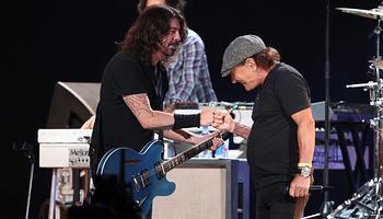 Foo Fighters ugrik be AC/DC elé St. Louisban egy estére