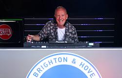 Fatboy Slim rögtönzött szettet játszott a brightoni antifasiszta felvonuláson